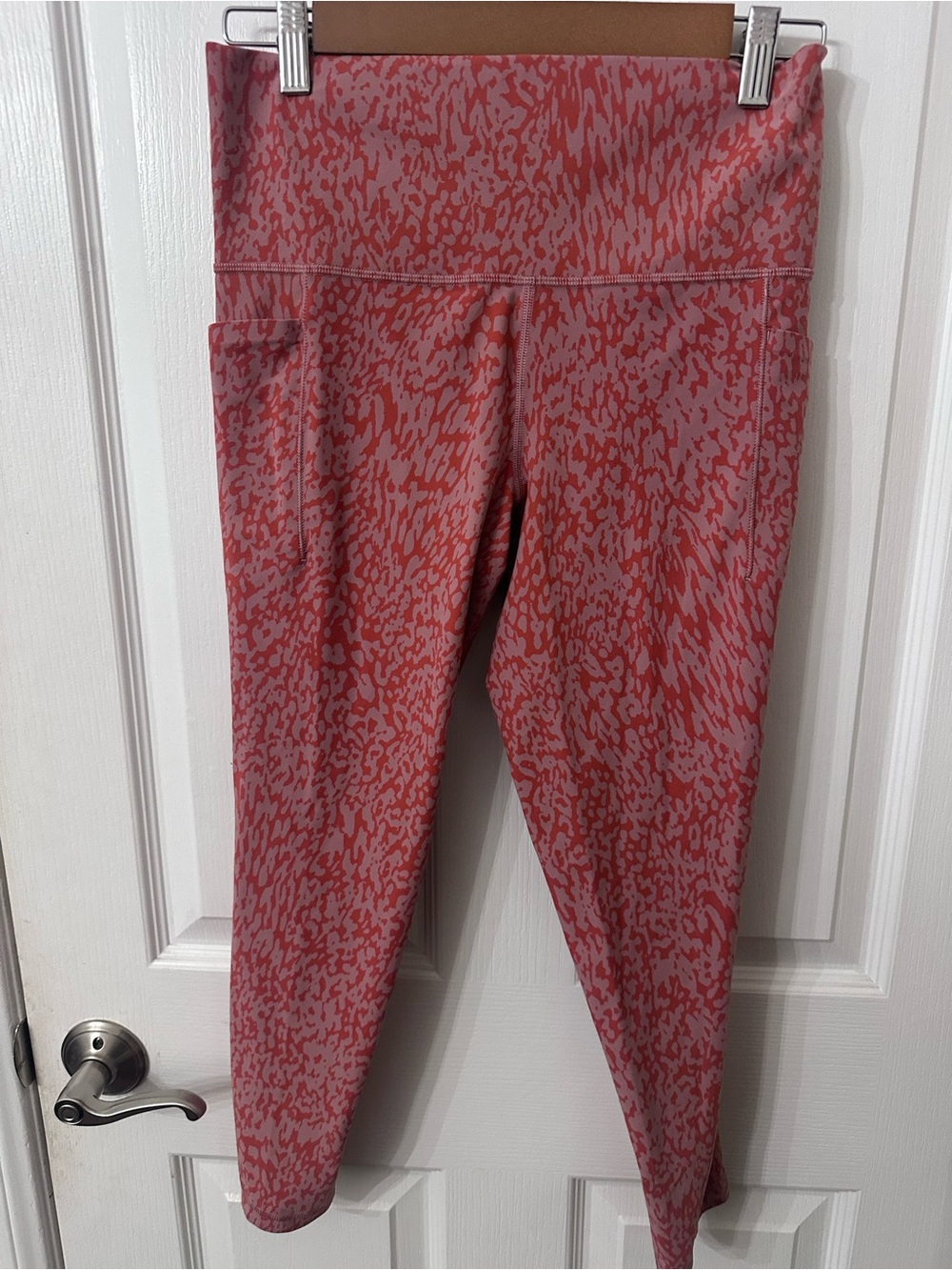 Athleta Salutation Stash Pocket II 7/8 Leggings Medium Ocelot Spot Pink Orange